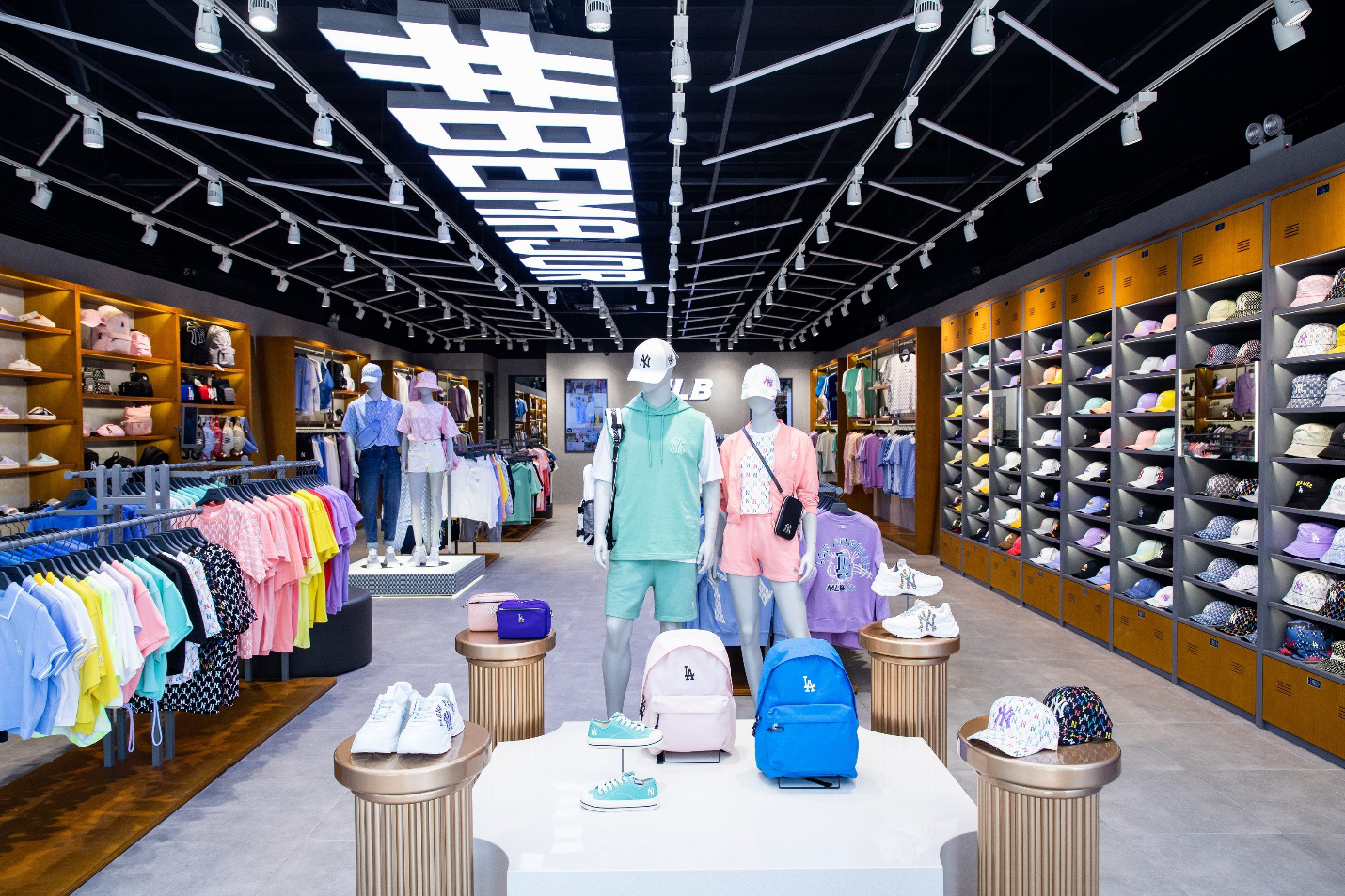 MLB khai trương cửa h&agrave;ng đầu ti&ecirc;n tại Vũng T&agrave;u cực hot, cả Ho&agrave;ng Duy&ecirc;n, L&ecirc; Bống, Thanh T&acirc;m đều xuất hiện - Ảnh 1.