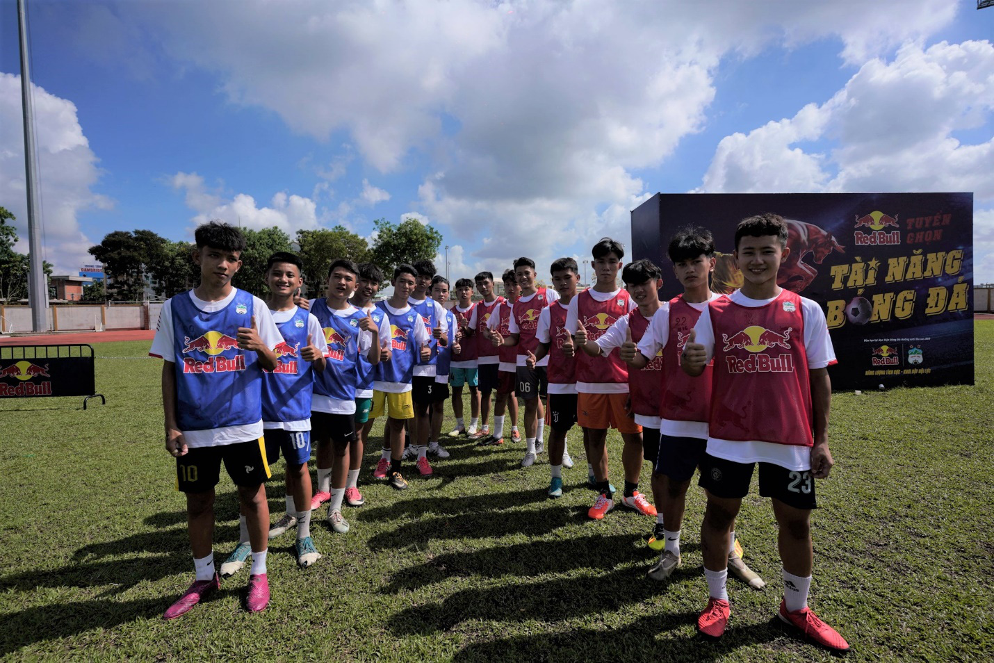 Hàng trăm cầu thủ trẻ Tiền Giang bật nội lực, chinh phục đam mê bóng đá ở vòng sơ tuyển - Ảnh 1.