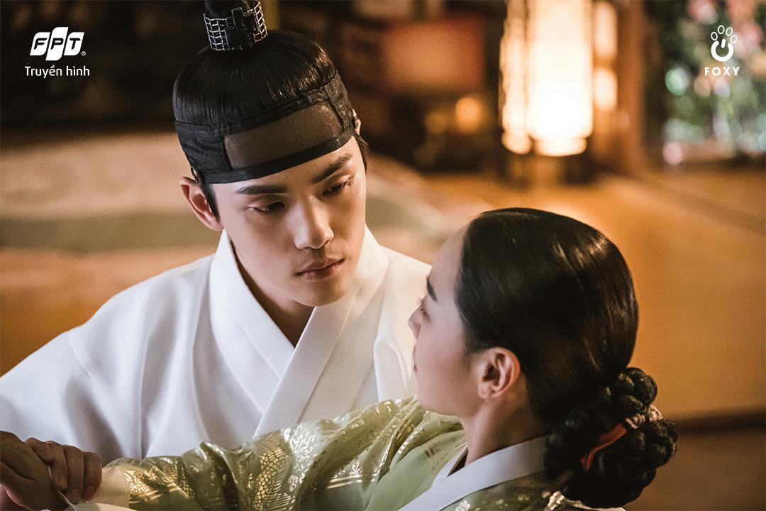 Kh&ocirc;ng cần giấu giếm phi&ecirc;n bản gốc ngh&egrave;o khổ, Mr. Queen - Ch&agrave;ng Hậu đ&atilde; lột x&aacute;c gi&agrave;u sang thế n&agrave;o khi chuyển thể? - Ảnh 3.