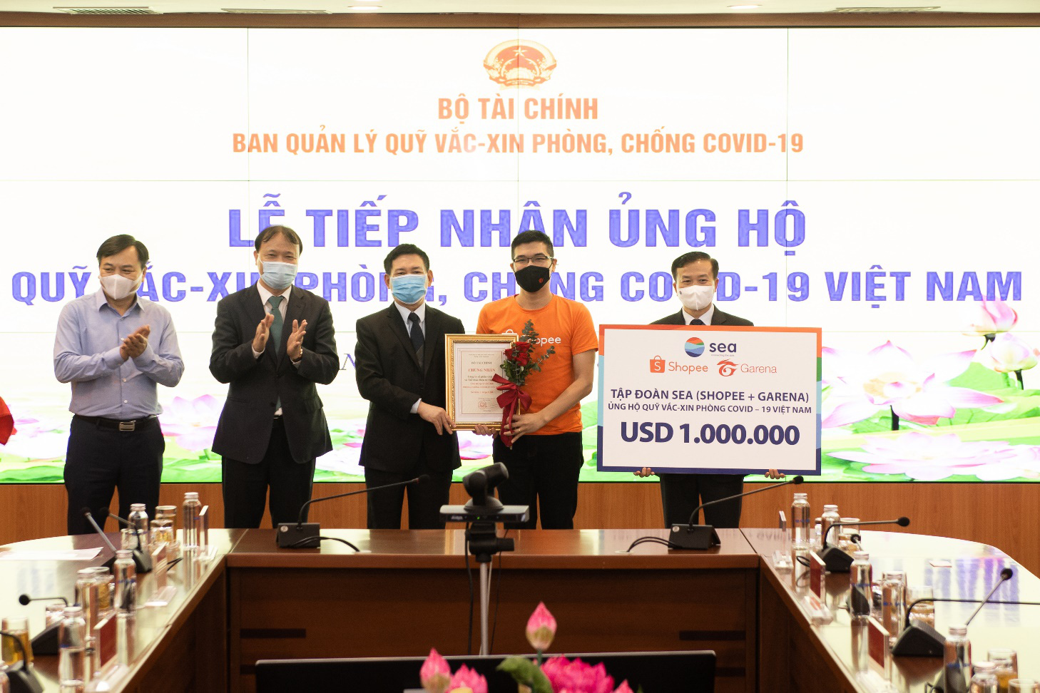 Shopee và Garena Việt Nam ủng hộ 1 triệu USD vào Quỹ vắc-xin phòng, chống Covid-19 - Ảnh 1.