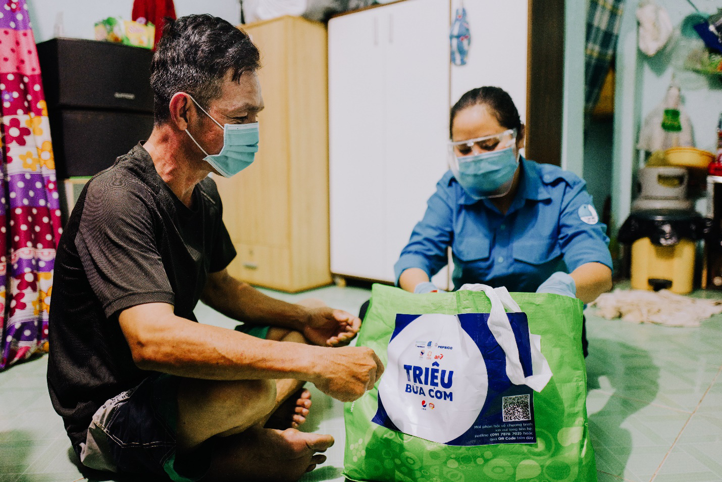 Làn sóng các nghệ sĩ chụp hình với chiếc đĩa trắng: Triệu bữa cơm mang theo triệu tình yêu thương - Ảnh 2.