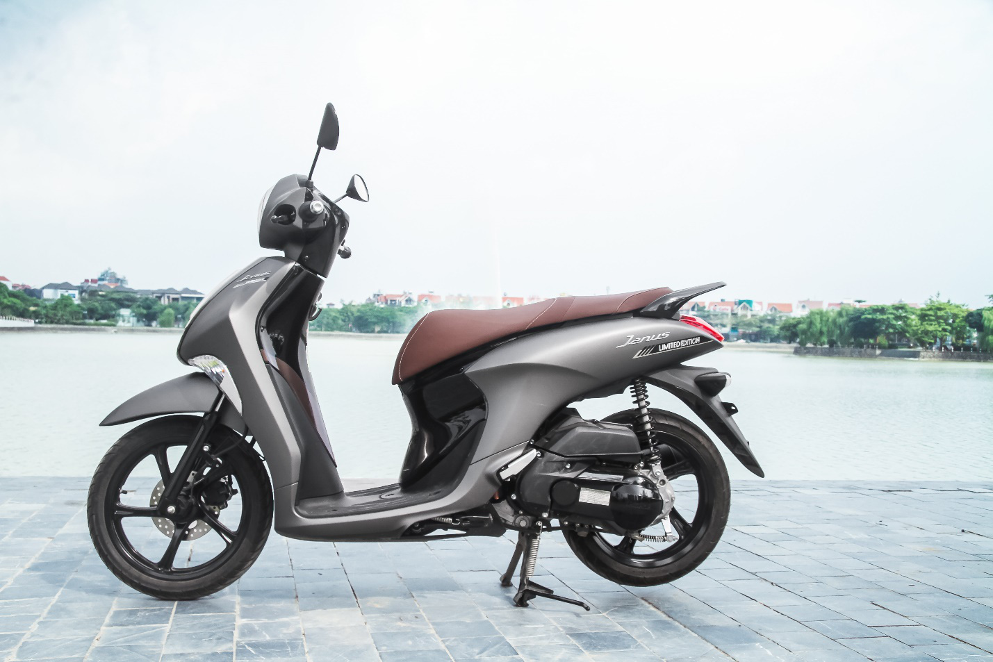 Đi xe tay ga mà không lo xăng tăng giá - Ảnh 1. Đi xe tay ga mà không lo xăng tăng giá - Ảnh 1.