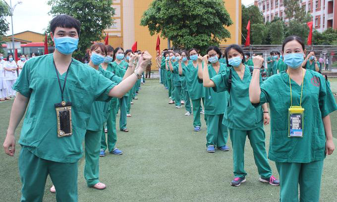 Cùng OCB tiếp niềm tin, trang bị đồ bảo hộ cho đội ngũ tuyến đầu chống dịch - Ảnh 1. Cùng OCB tiếp niềm tin, trang bị đồ bảo hộ cho đội ngũ tuyến đầu chống dịch - Ảnh 1.