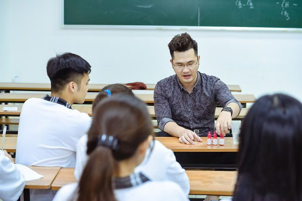 Thầy giáo Dương Hà và những trăn trở về việc dạy, học trực tuyến trong mùa dịch - Ảnh 2.