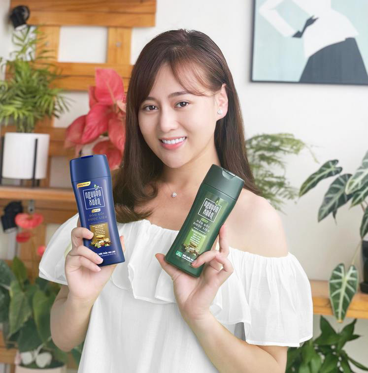 Review dầu gội dược liệu, chăm sóc tóc mượt mà được Phương Oanh (Hương Vị Tình Thân) khen nức nở - Ảnh 1. Review dầu gội dược liệu, chăm sóc tóc mượt mà được Phương Oanh (Hương Vị Tình Thân) khen nức nở - Ảnh 1.