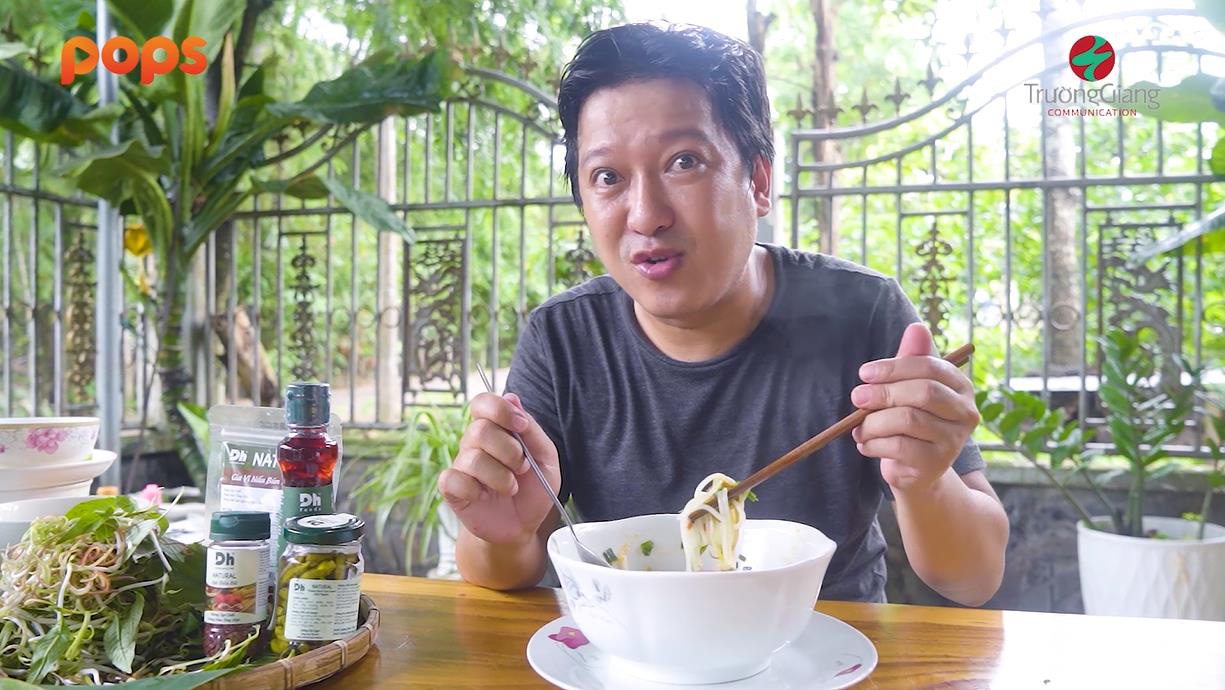 Bắt trend &ldquo;Chị b&uacute;n b&ograve;, Trường Giang v&agrave;o bếp chỉ dẫn c&aacute;ch nấu b&uacute;n b&ograve; Huế si&ecirc;u ngon - Ảnh 4.