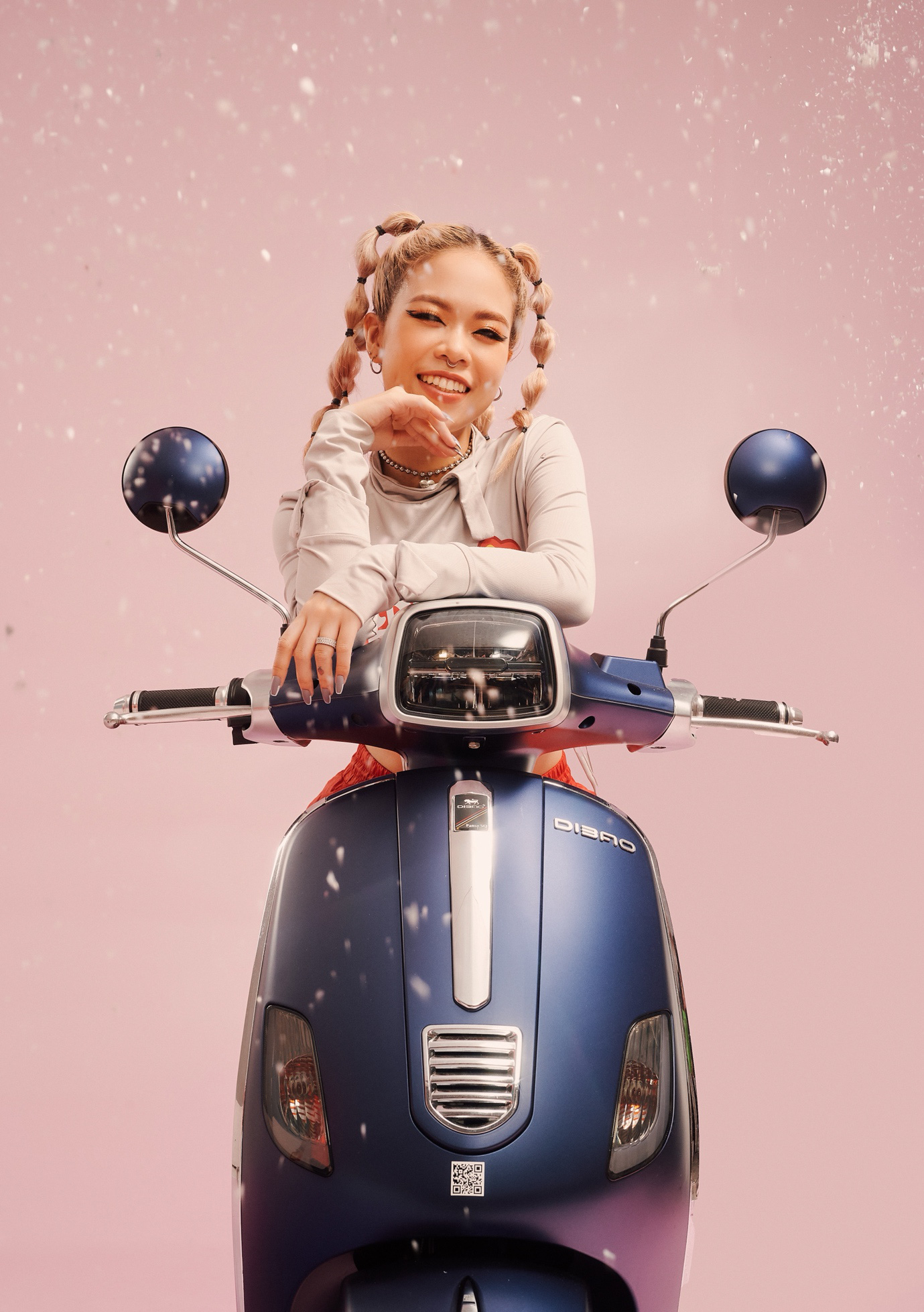 Cùng nữ rapper Tlinh lựa chọn xe máy điện cho thế hệ gen Z