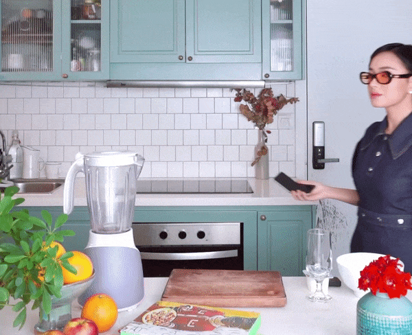 Châu Bùi rạng ngời sáng tạo nội dung ngay trong căn bếp với Galaxy Z Flip3 - Ảnh 1.