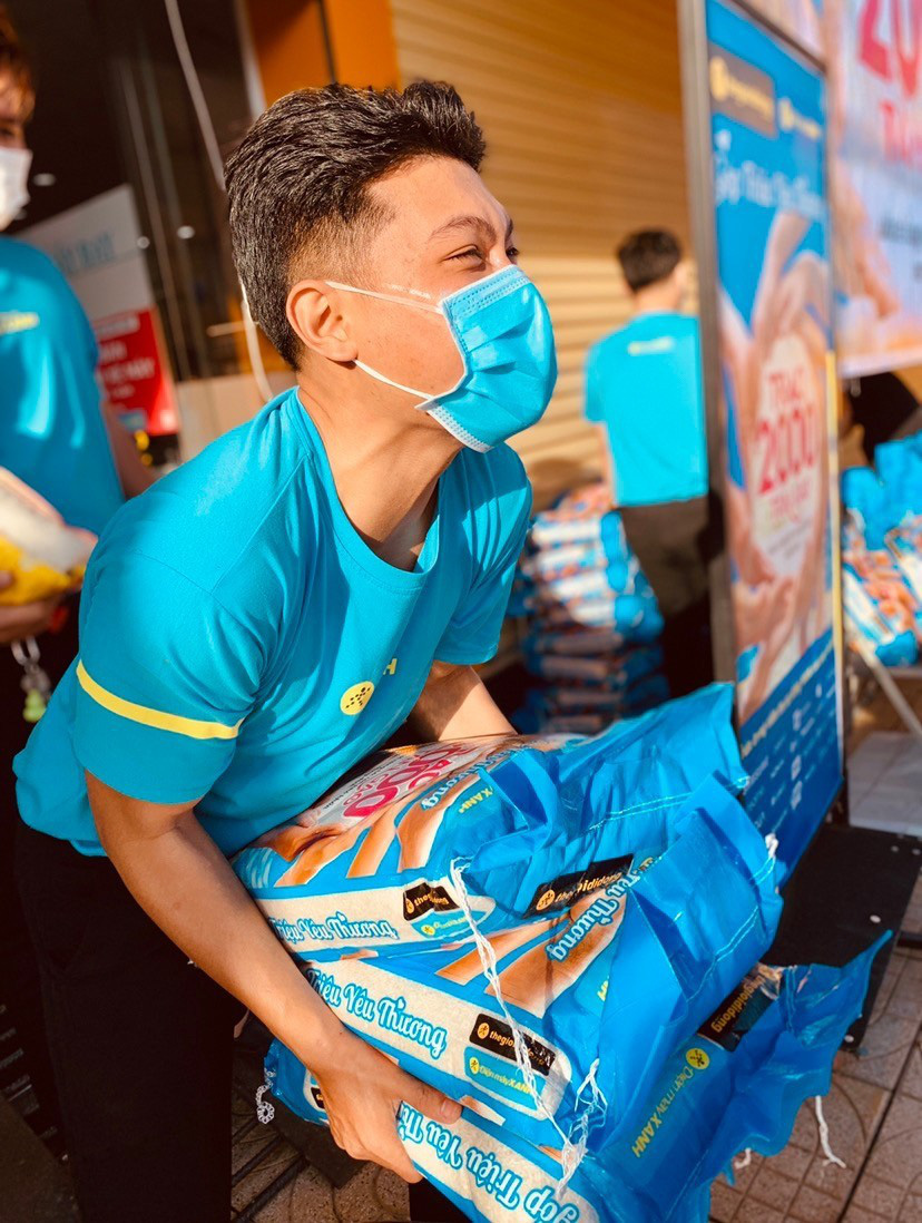 Nhân viên Thế Giới Di Động và Điện Máy Xanh háo hức với chương trình thiện nguyện trao 2000 tấn gạo - Ảnh 1. Nhân viên Thế Giới Di Động và Điện Máy Xanh háo hức với chương trình thiện nguyện trao 2000 tấn gạo - Ảnh 1.