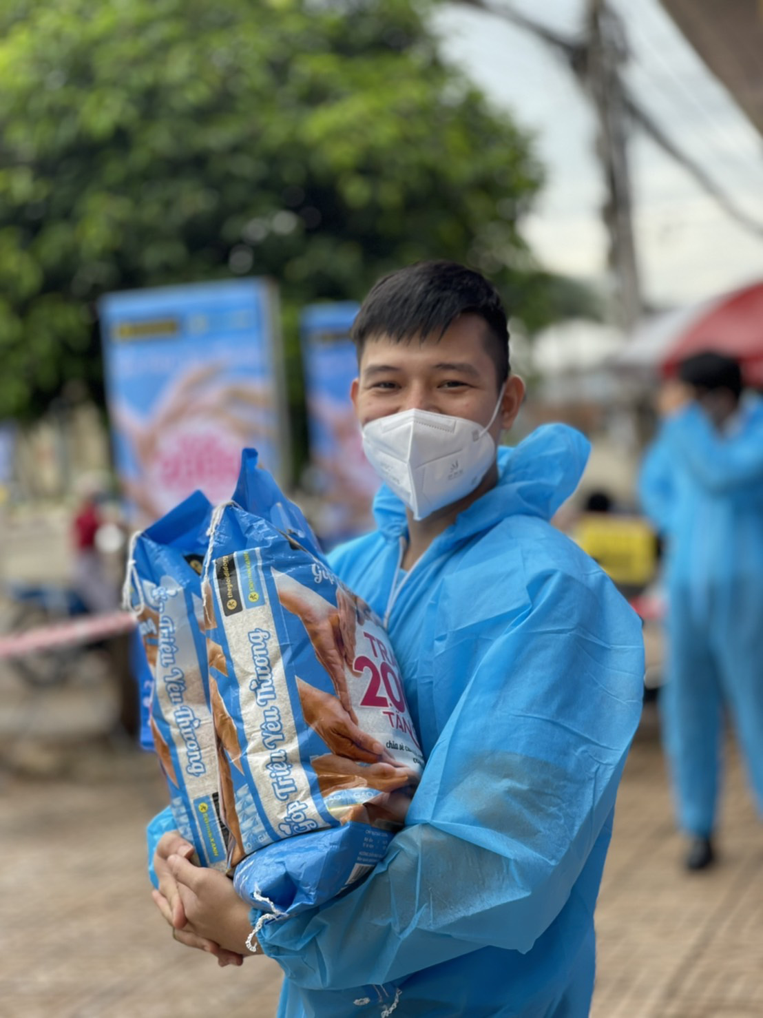 Nhân viên Thế Giới Di Động và Điện Máy Xanh háo hức với chương trình thiện nguyện trao 2000 tấn gạo - Ảnh 3. Nhân viên Thế Giới Di Động và Điện Máy Xanh háo hức với chương trình thiện nguyện trao 2000 tấn gạo - Ảnh 3.