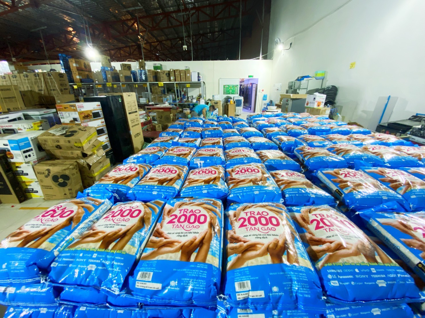 Nhân viên Thế Giới Di Động và Điện Máy Xanh háo hức với chương trình thiện nguyện trao 2000 tấn gạo - Ảnh 4. Nhân viên Thế Giới Di Động và Điện Máy Xanh háo hức với chương trình thiện nguyện trao 2000 tấn gạo - Ảnh 4.