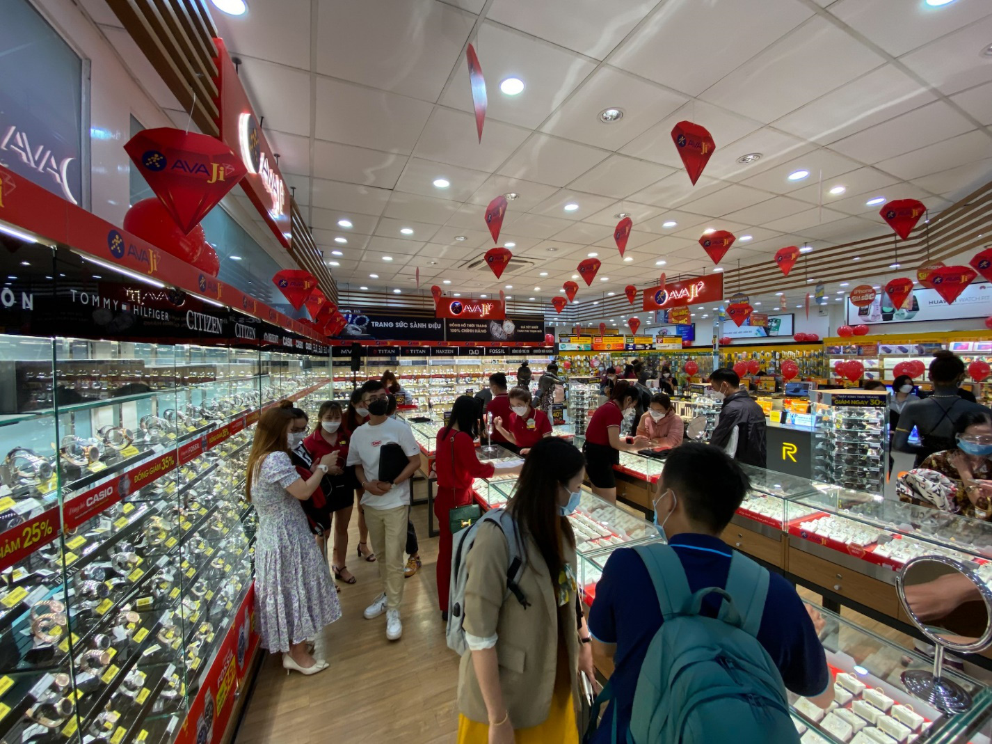 Loạt chuỗi AVA của Thế Giới Di Động nhập cuộc, ngành bán lẻ đổi màu - Ảnh 1. Loạt chuỗi AVA của Thế Giới Di Động nhập cuộc, ngành bán lẻ đổi màu - Ảnh 1.