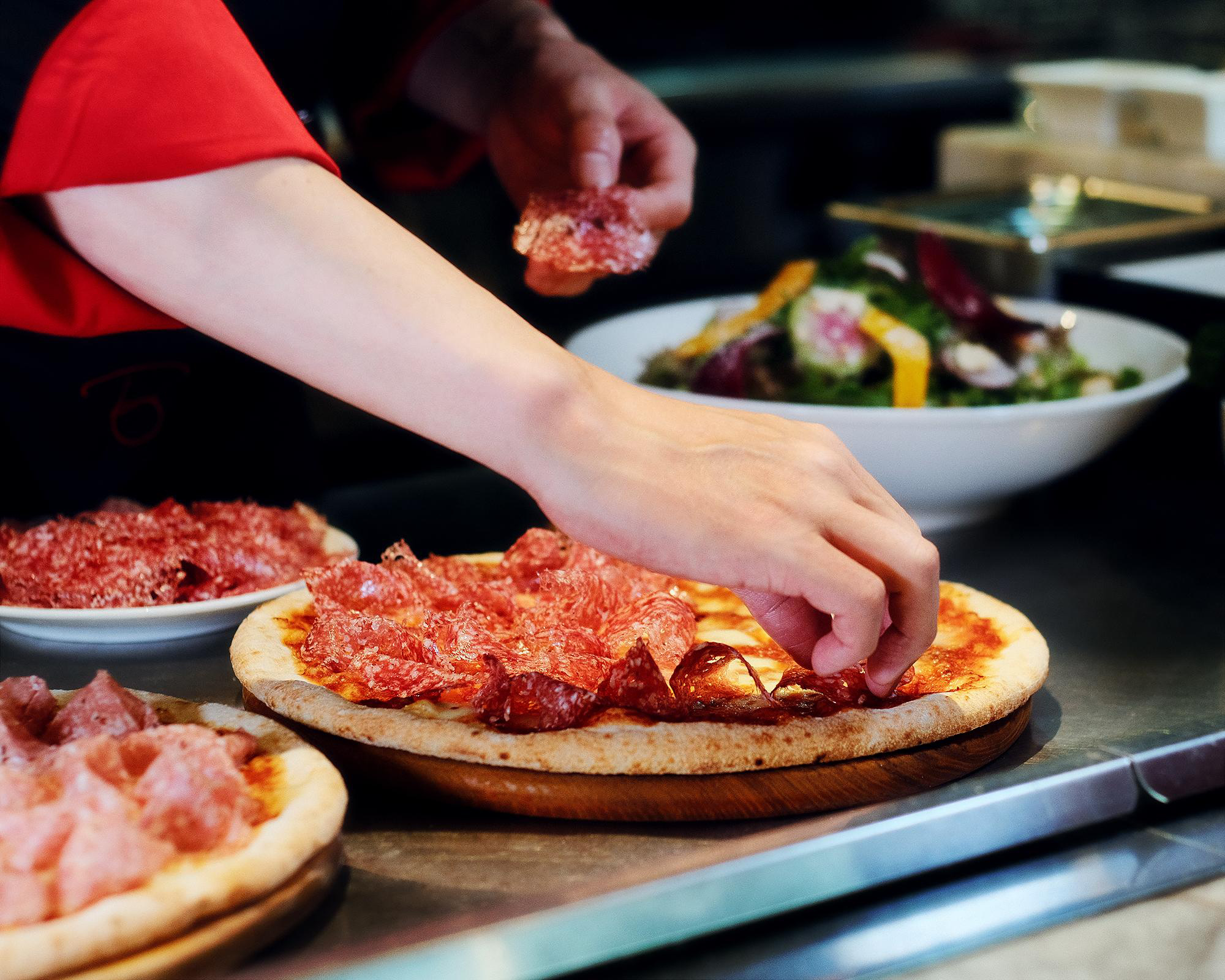 Điều làm nên sự khác biệt khi Pizza kết hợp với Salami của Milano và Hungarian - Ảnh 1. Điều làm nên sự khác biệt khi Pizza kết hợp với Salami của Milano và Hungarian - Ảnh 1.