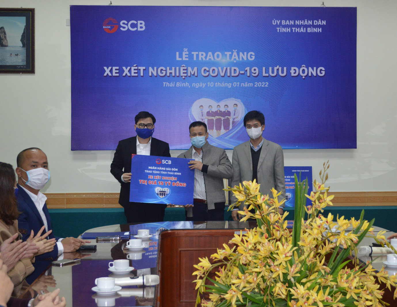 SCB trao tặng xe xét nghiệm lưu động tại tỉnh Thái Bình và Thanh Hóa - Ảnh 1. SCB trao tặng xe xét nghiệm lưu động tại tỉnh Thái Bình và Thanh Hóa - Ảnh 1.