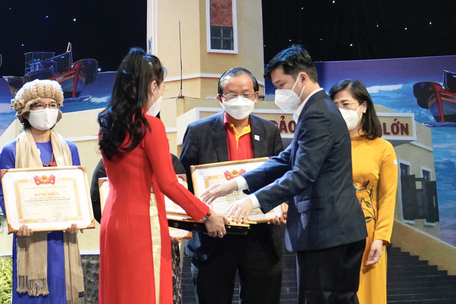 Vietjet đồng hành cùng Quỹ học bổng Vừ A Dính năm thứ 10 liên tiếp - Ảnh 1. Vietjet đồng hành cùng Quỹ học bổng Vừ A Dính năm thứ 10 liên tiếp - Ảnh 1.