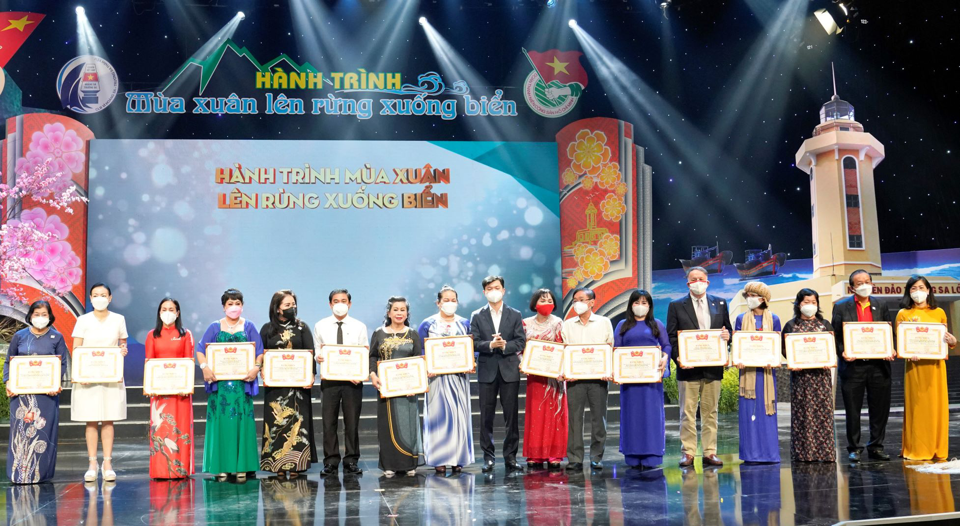 Vietjet đồng hành cùng Quỹ học bổng Vừ A Dính năm thứ 10 liên tiếp - Ảnh 2. Vietjet đồng hành cùng Quỹ học bổng Vừ A Dính năm thứ 10 liên tiếp - Ảnh 2.