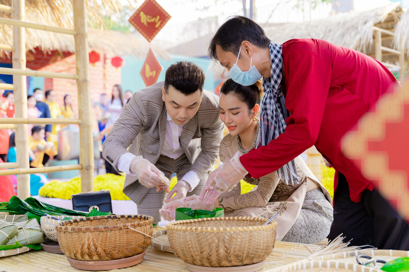Gia đình Ưng Hoàng Phúc rạng rỡ gói bánh chưng tại Hội Hoa Xuân 2022 - Ảnh 3.