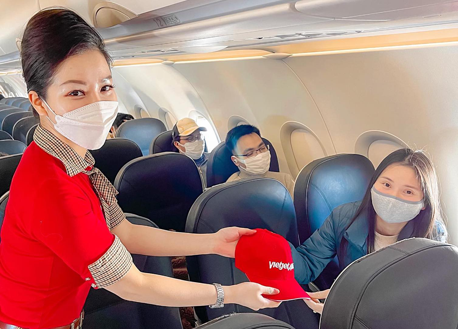 Niềm vui trên những chuyến bay quốc tế thường lệ đầu tiên của Vietjet - Ảnh 3. Niềm vui trên những chuyến bay quốc tế thường lệ đầu tiên của Vietjet - Ảnh 3.