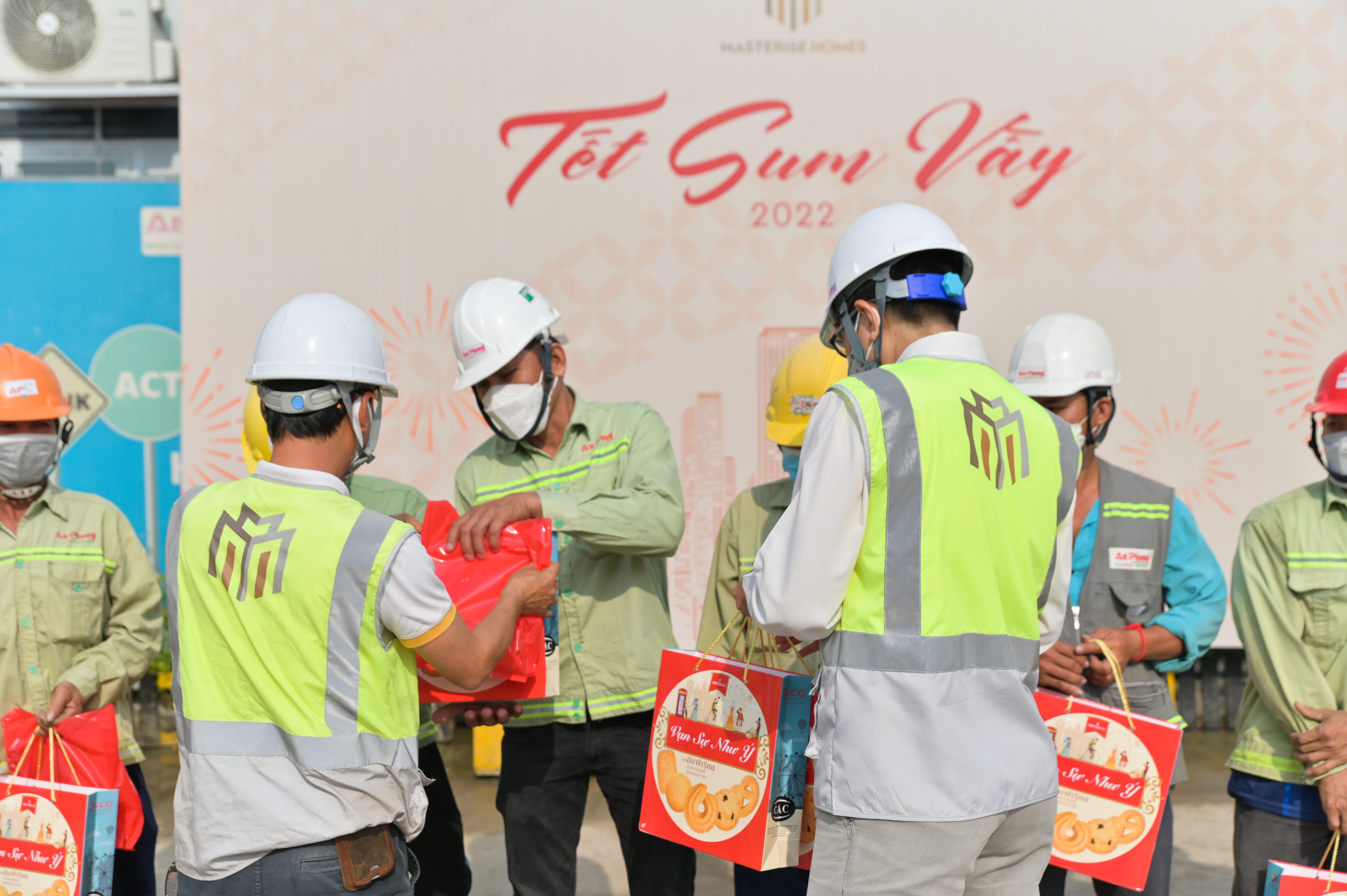 Masterise Group “Trao yêu thương – Gửi Tết đến mọi nhà” - Ảnh 4. Masterise Group “Trao yêu thương – Gửi Tết đến mọi nhà” - Ảnh 4.