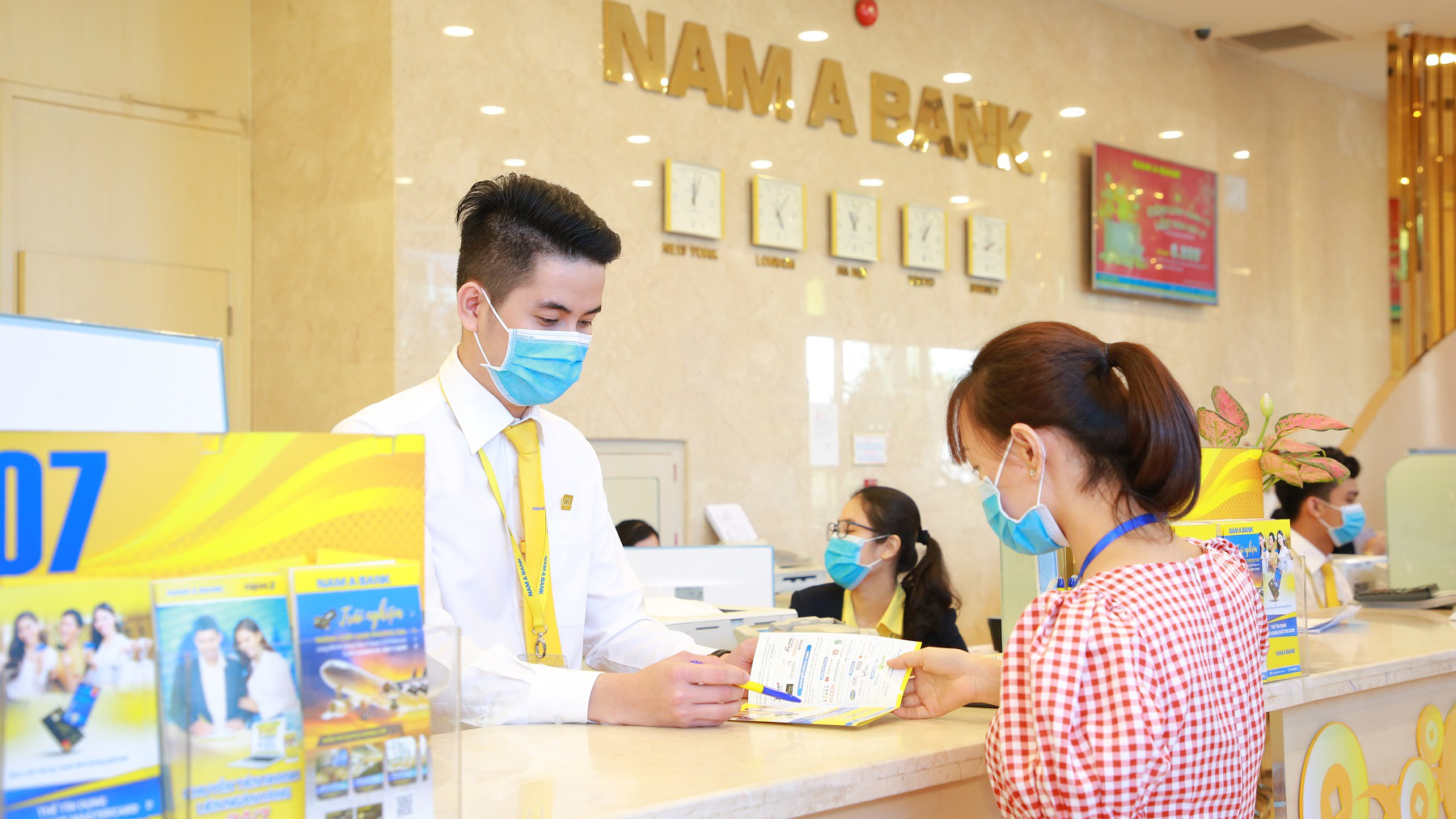 Ngân hàng không nghỉ Tết - Ảnh 1. Ngân hàng không nghỉ Tết - Ảnh 1.