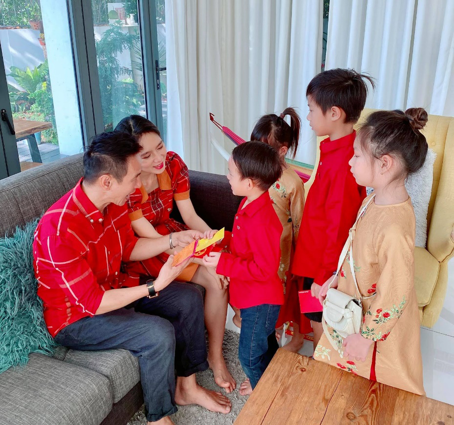 Lý Hải Minh Hà kể chuyện khó xử lì xì ngày Tết của gia đình đông con - Ảnh 1.