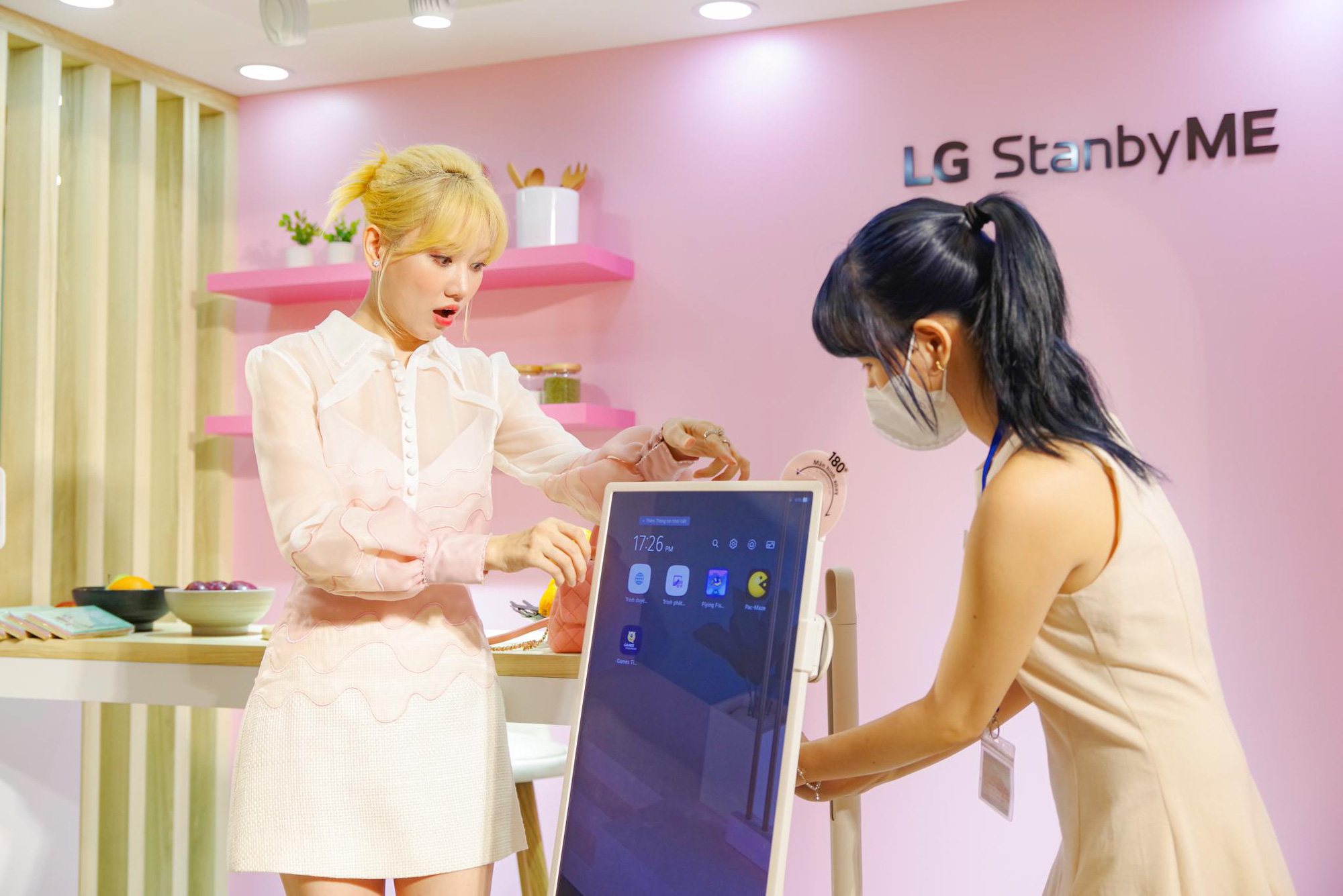 Hari Won tròn mắt bất ngờ khi lần đầu trải nghiệm LG StanbyME, thiết bị giải trí không dây đình đám bậc nhất hiện nay - Ảnh 3.