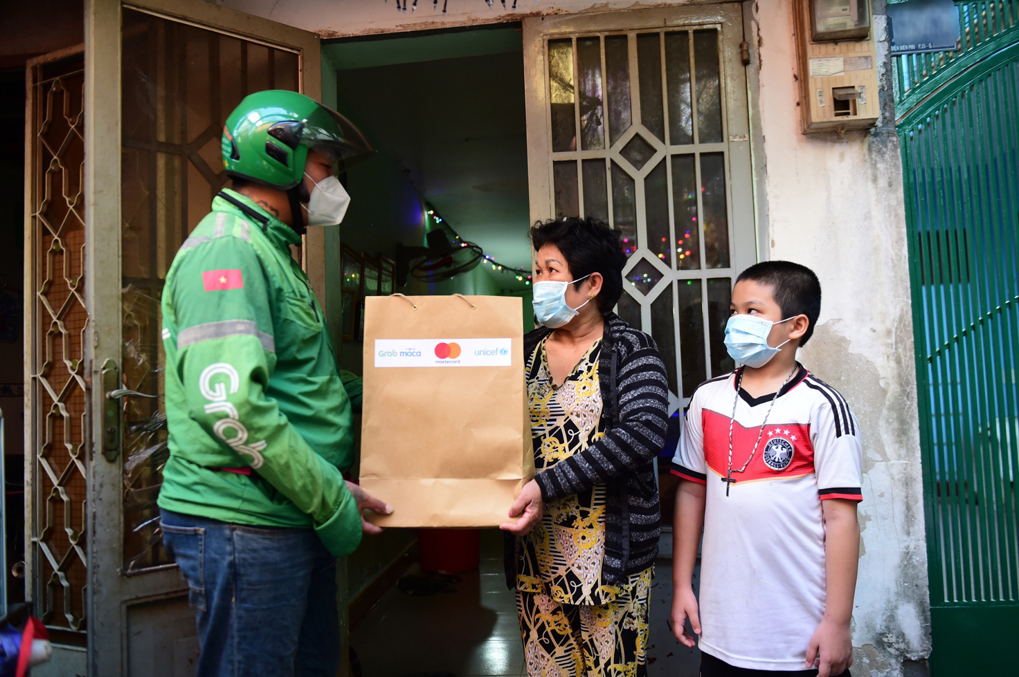 Trao sẻ chia, nhận nụ cười - hỗ trợ hàng ngàn trẻ em chịu ảnh hưởng bởi COVID-19 - Ảnh 2. Trao sẻ chia, nhận nụ cười - hỗ trợ hàng ngàn trẻ em chịu ảnh hưởng bởi COVID-19 - Ảnh 2.