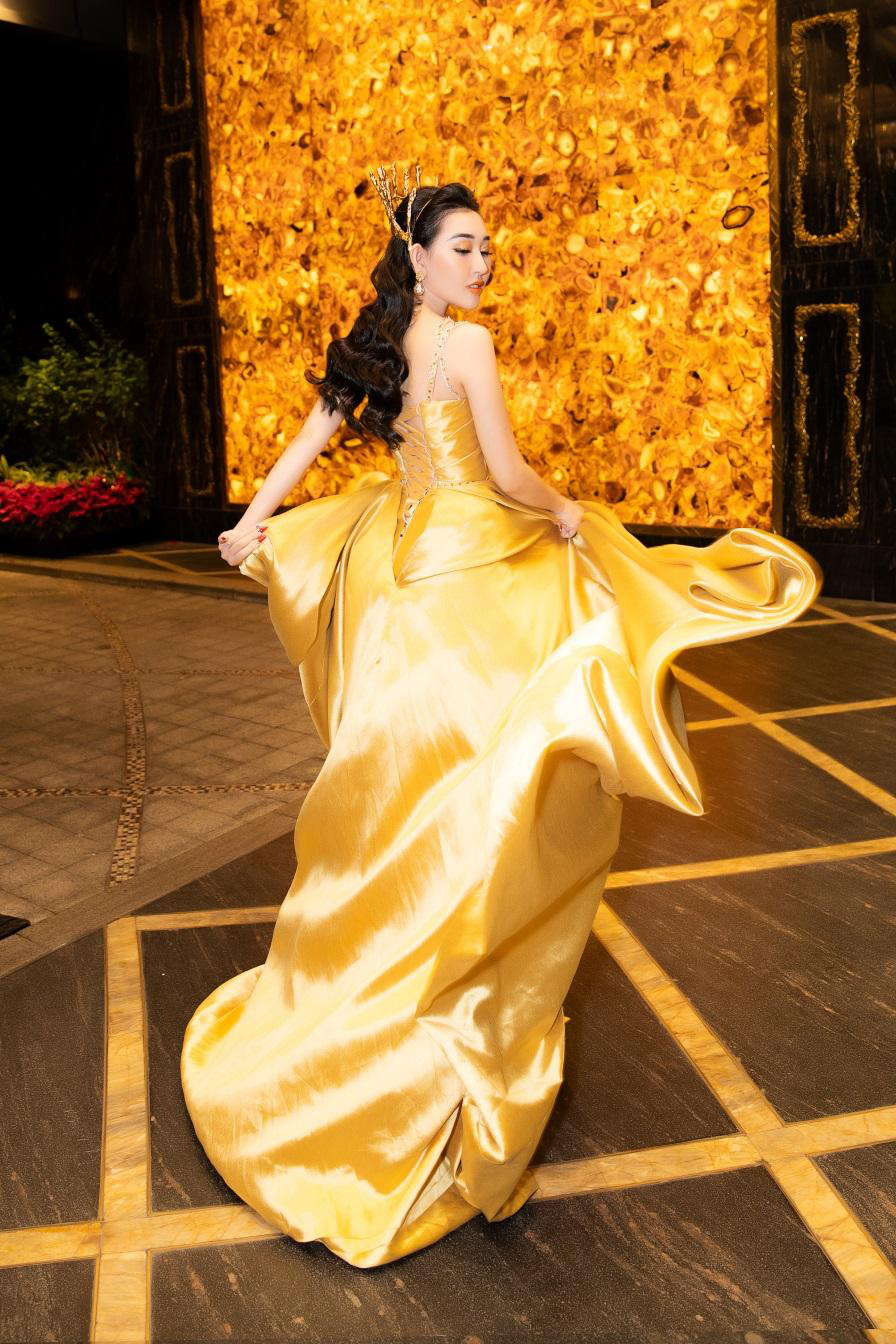 Hoa hậu Huỳnh Thúy Anh khoe nhan sắc lộng lẫy đầu năm 2022 - Ảnh 5.