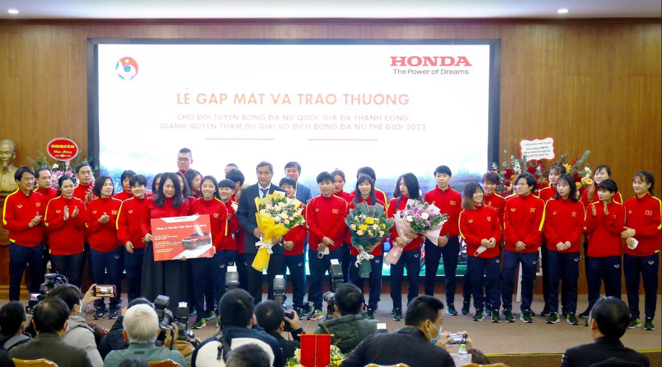 Honda Việt Nam tặng 2 xe ô tô HR-V và 23 xe SH Mode cho Liên đoàn, HLV trưởng và Đội tuyển Bóng đá Nữ Quốc gia Việt Nam - Ảnh 1.