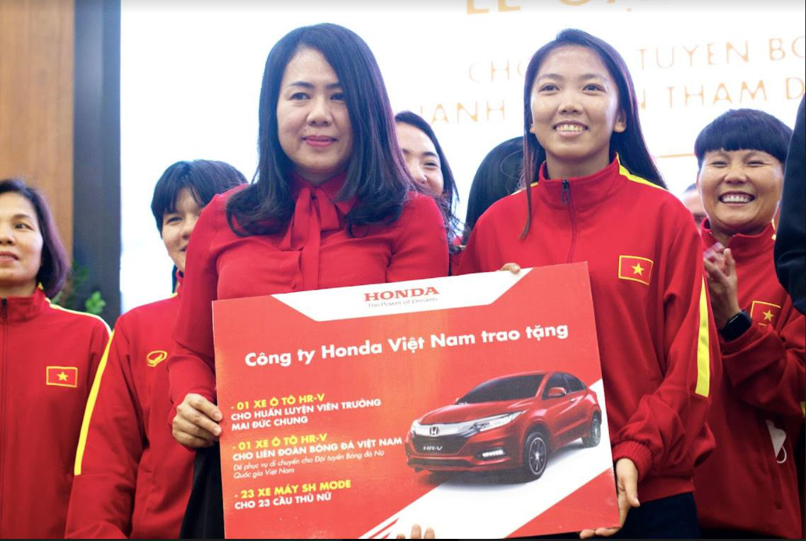 Honda Việt Nam tặng 2 xe ô tô HR-V và 23 xe SH Mode cho Liên đoàn, HLV trưởng và Đội tuyển Bóng đá Nữ Quốc gia Việt Nam - Ảnh 2.