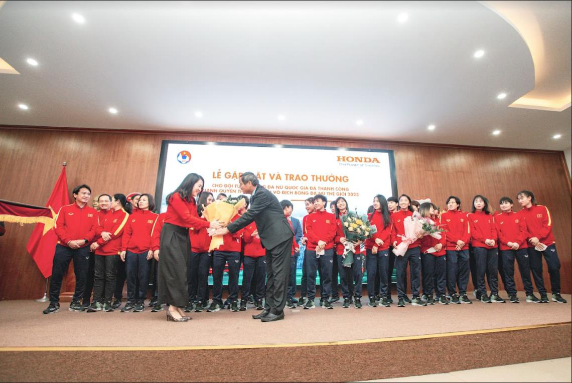 Honda Việt Nam tặng 2 xe ô tô HR-V và 23 xe SH Mode cho Liên đoàn, HLV trưởng và Đội tuyển Bóng đá Nữ Quốc gia Việt Nam - Ảnh 3.