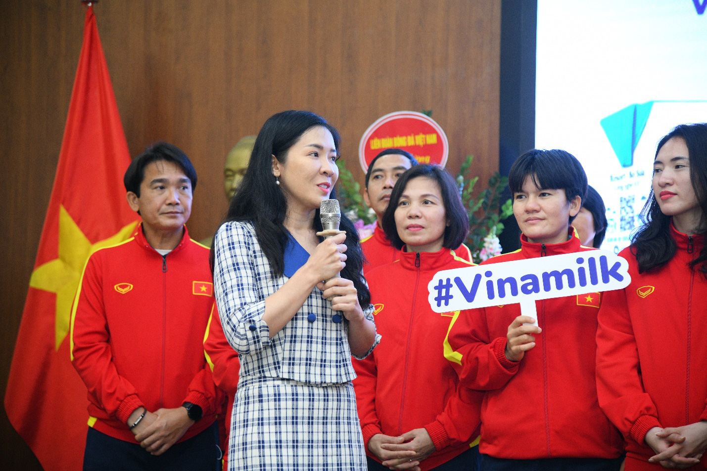 Vinamilk thưởng nóng cho đội tuyển bóng đá nữ quốc gia khi vừa về nước - Ảnh 3. Vinamilk thưởng nóng cho đội tuyển bóng đá nữ quốc gia khi vừa về nước - Ảnh 3.