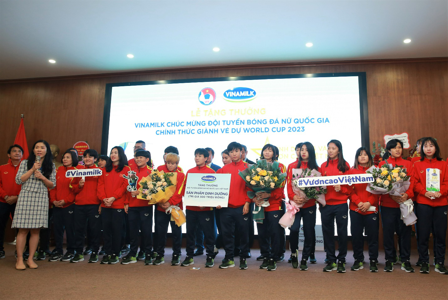 Vinamilk trao tặng 1 tỷ đồng đến đội tuyển nữ khi giành vé dự World Cup 2023