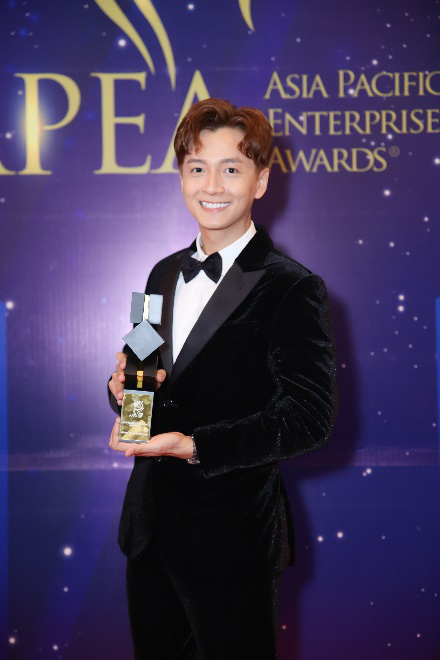 Ngô Kiến Huy, Thúy Ngân tham gia lễ trao giải Asia Pacific Enterprise Awards - Ảnh 3.