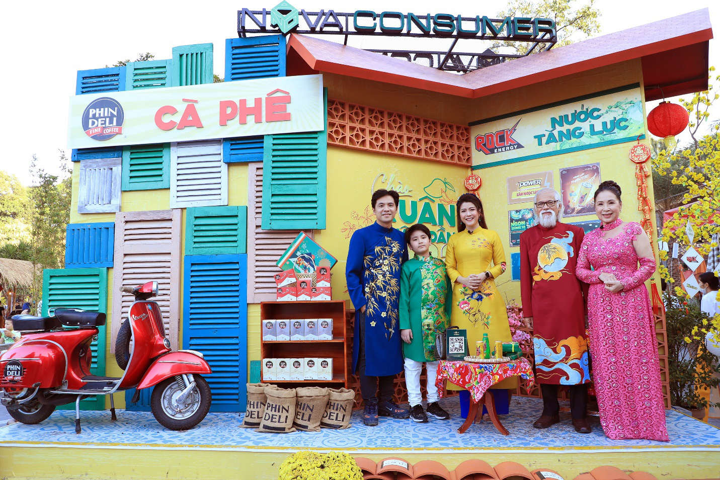 Gia đình NSND Kim Xuân chơi Tết ở Hội hoa xuân Novaland Gallery - Ảnh 2. Gia đình NSND Kim Xuân chơi Tết ở Hội hoa xuân Novaland Gallery - Ảnh 2.