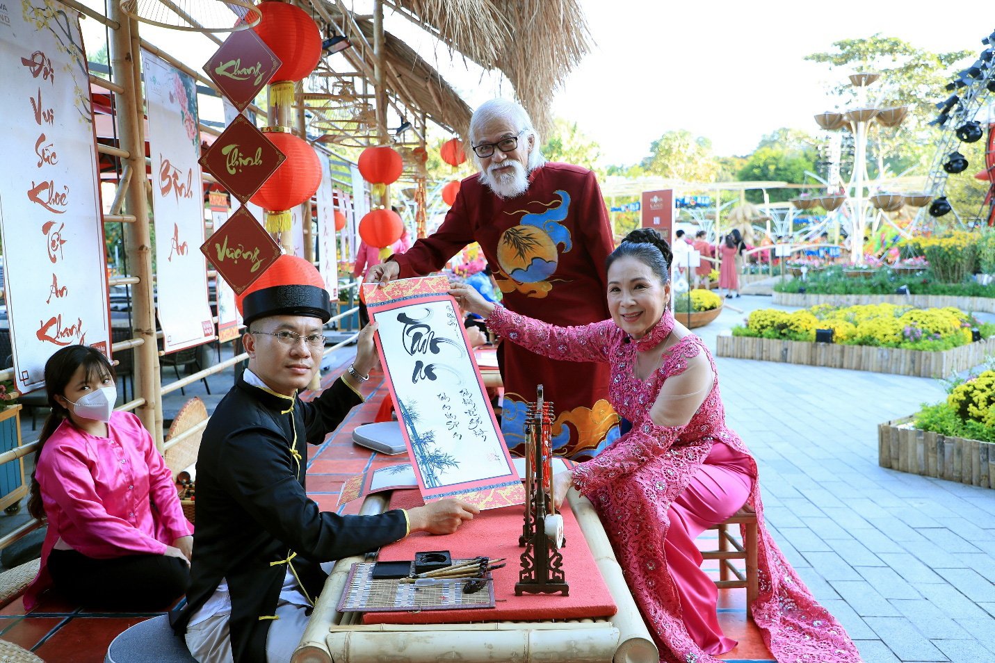 Gia đình NSND Kim Xuân chơi Tết ở Hội hoa xuân Novaland Gallery - Ảnh 3. Gia đình NSND Kim Xuân chơi Tết ở Hội hoa xuân Novaland Gallery - Ảnh 3.