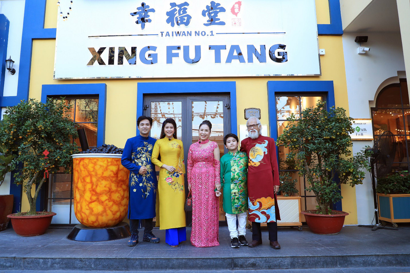 Gia đình NSND Kim Xuân chơi Tết ở Hội hoa xuân Novaland Gallery - Ảnh 4. Gia đình NSND Kim Xuân chơi Tết ở Hội hoa xuân Novaland Gallery - Ảnh 4.