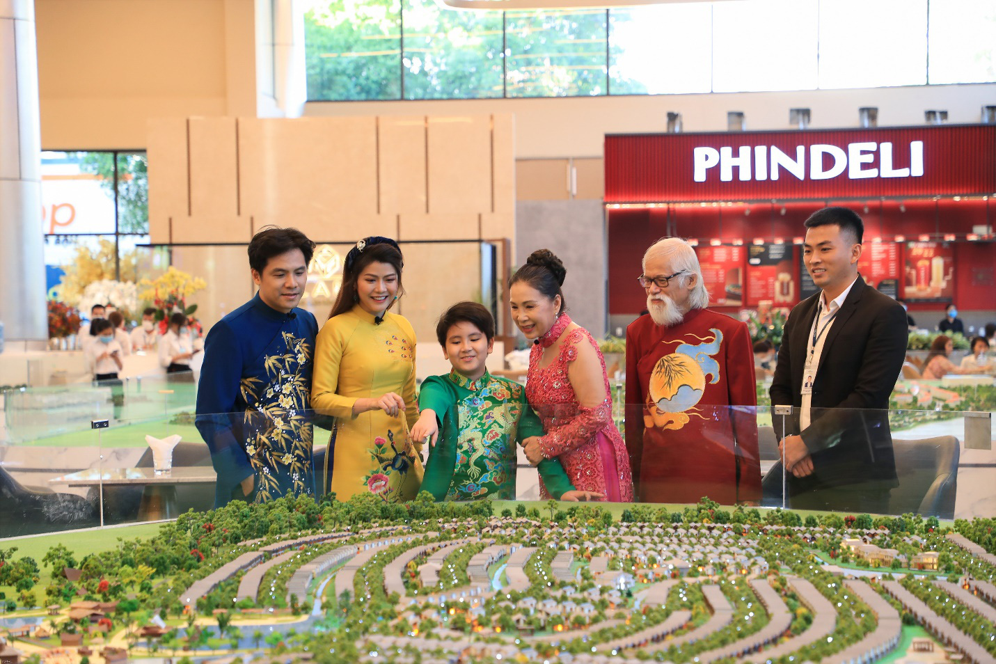 Gia đình NSND Kim Xuân chơi Tết ở Hội hoa xuân Novaland Gallery - Ảnh 5. Gia đình NSND Kim Xuân chơi Tết ở Hội hoa xuân Novaland Gallery - Ảnh 5.