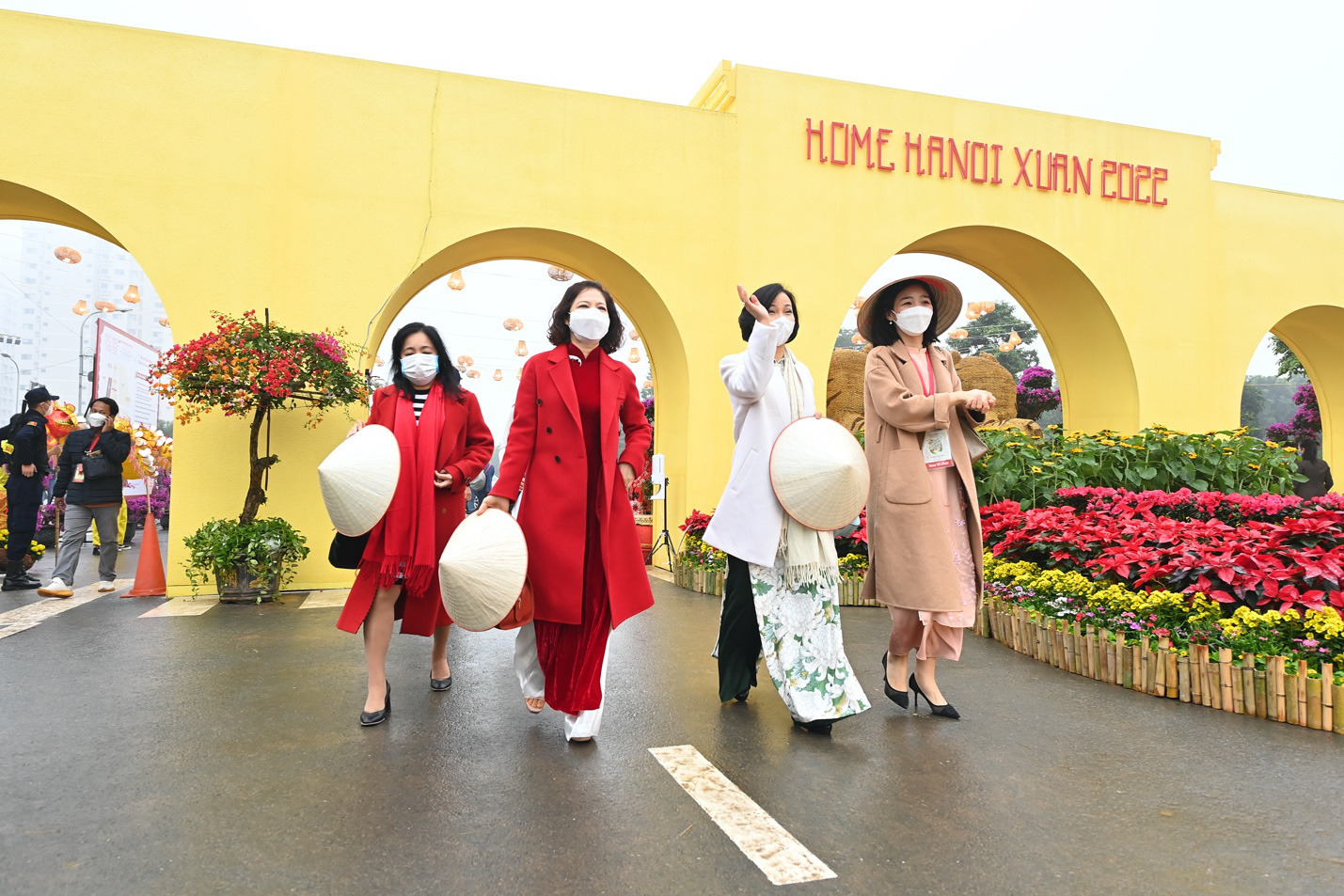 Đường hoa Home Hanoi Xuan 2022 và phố đi bộ Pont de Long Biên là điểm du xuân được yêu thích tại Hà Nội dịp Tết Nhâm Dần - Ảnh 8.