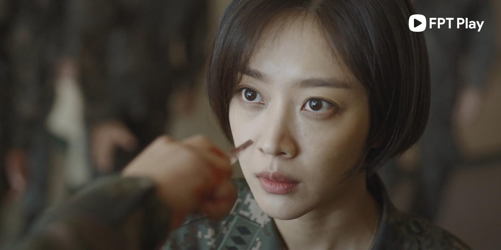 Jo Bo Ah lần đầu vào vai công tố viên quân đội, gây choáng vì ánh mắt sắc lẹm trên FPT Play - Ảnh 3.