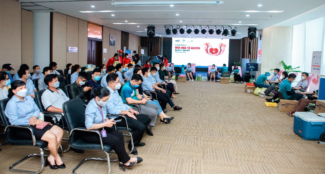 Hiến máu tự nguyện “Niềm vui từ lòng nhân ái” lần thứ 11 năm 2022 - Ảnh 2. Hiến máu tự nguyện “Niềm vui từ lòng nhân ái” lần thứ 11 năm 2022 - Ảnh 2.
