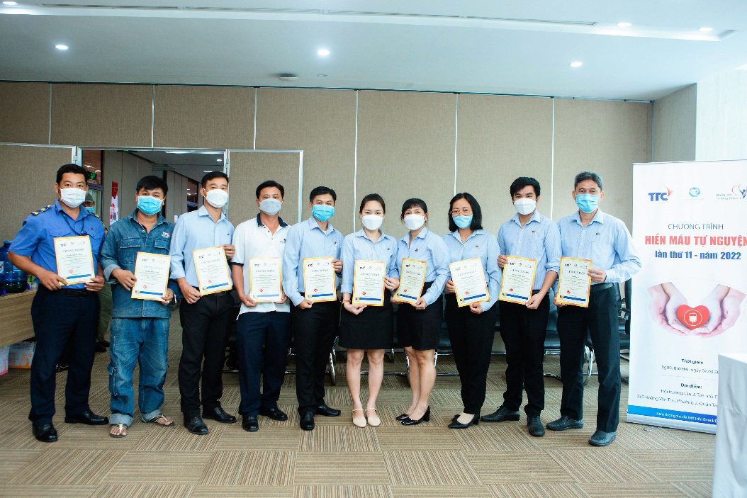 Hiến máu tự nguyện “Niềm vui từ lòng nhân ái” lần thứ 11 năm 2022 - Ảnh 4. Hiến máu tự nguyện “Niềm vui từ lòng nhân ái” lần thứ 11 năm 2022 - Ảnh 4.