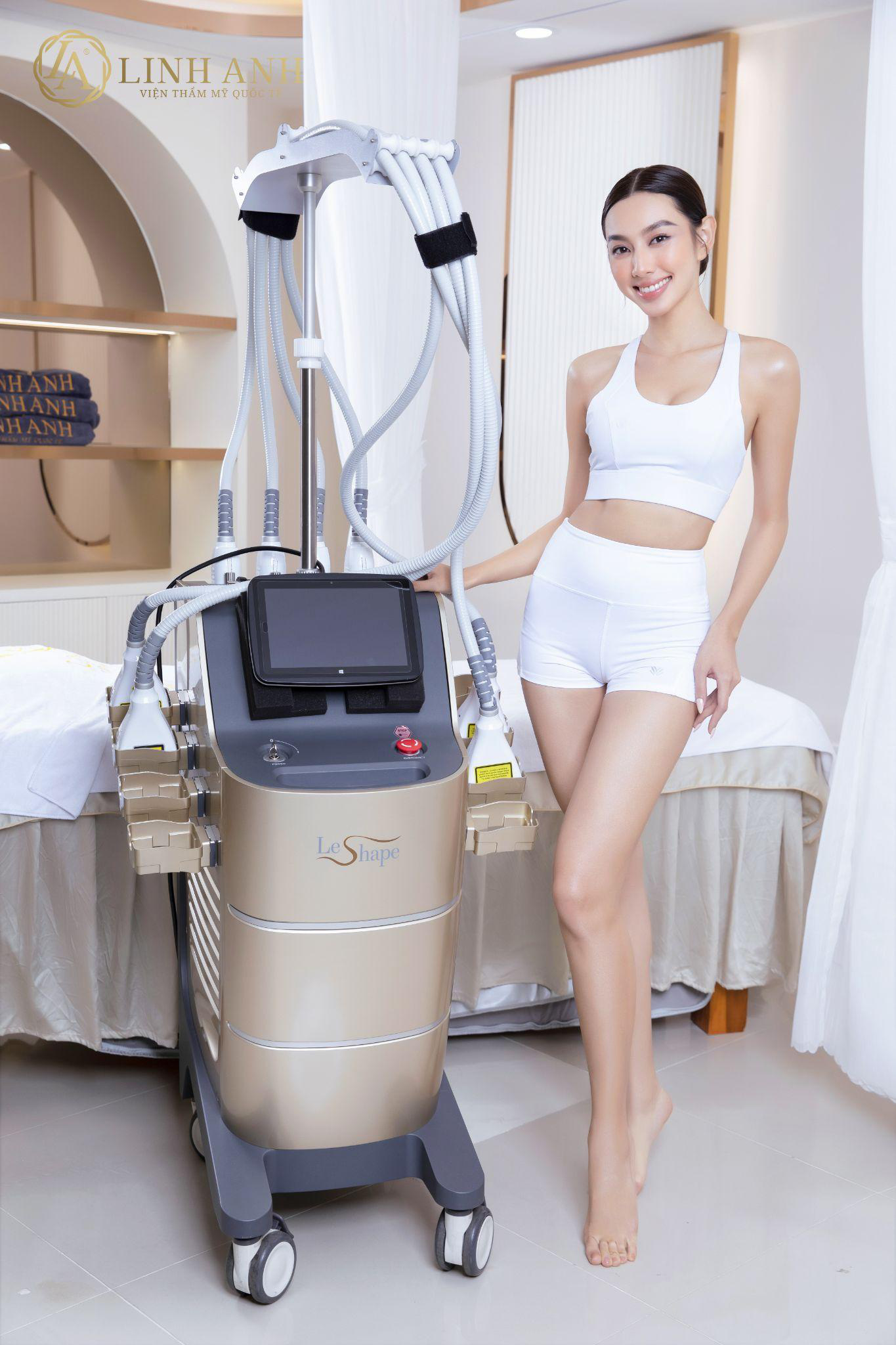 Hoa hậu Thùy Tiên khoe vẻ đẹp rạng ngời tại Thẩm mỹ Quốc tế Linh Anh - Ảnh 4.
