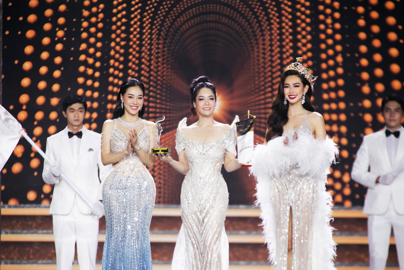 Laura Sunshine đồng hành cùng Miss Grand Vietnam 2022 tìm ra Top 5 xuất sắc - Ảnh 2.