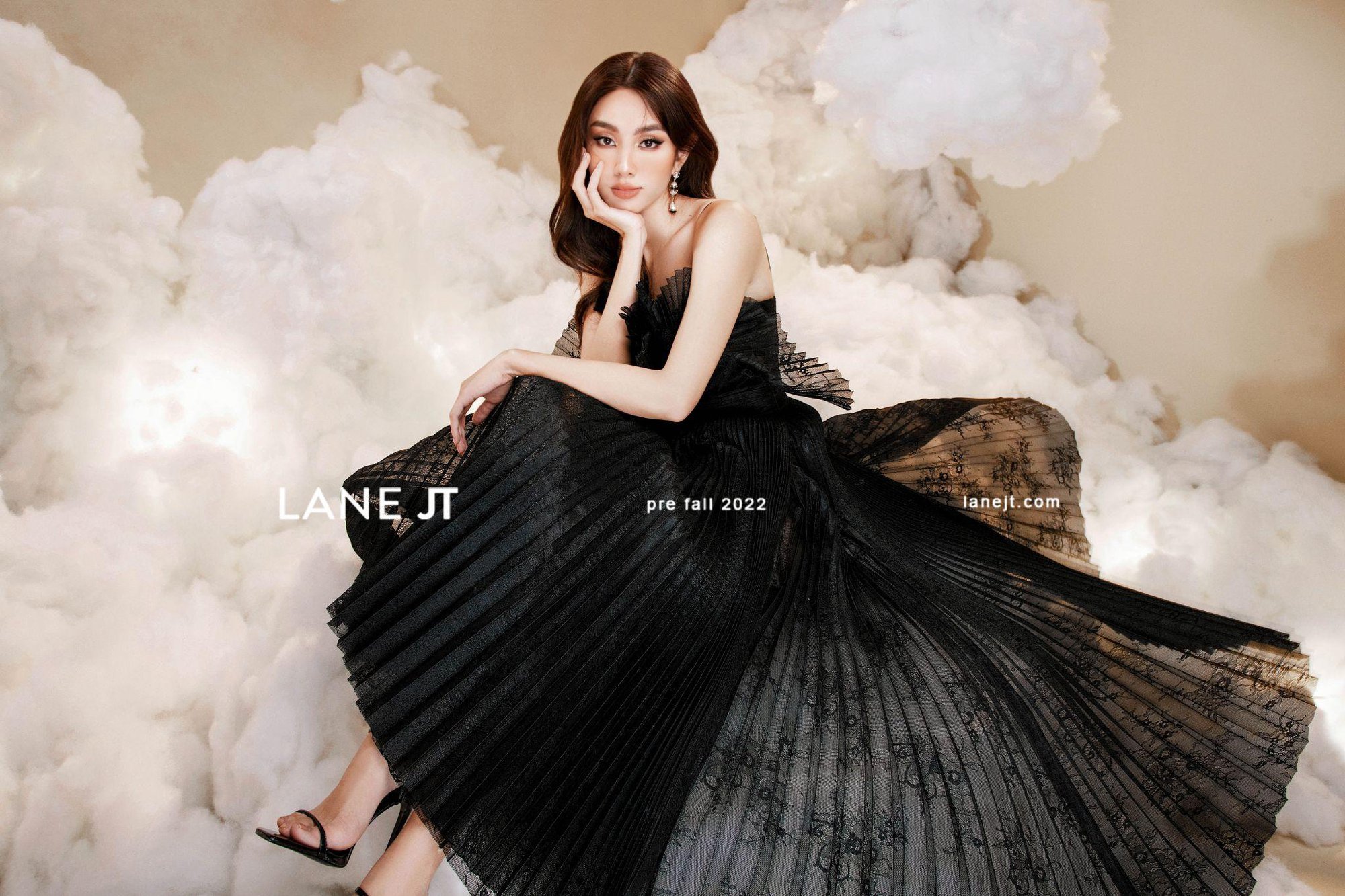 Hoa hậu Thùy Tiên hóa thân thành quý cô ngọt ngào, quyến rũ trong trang phục Lane JT - Ảnh 1.