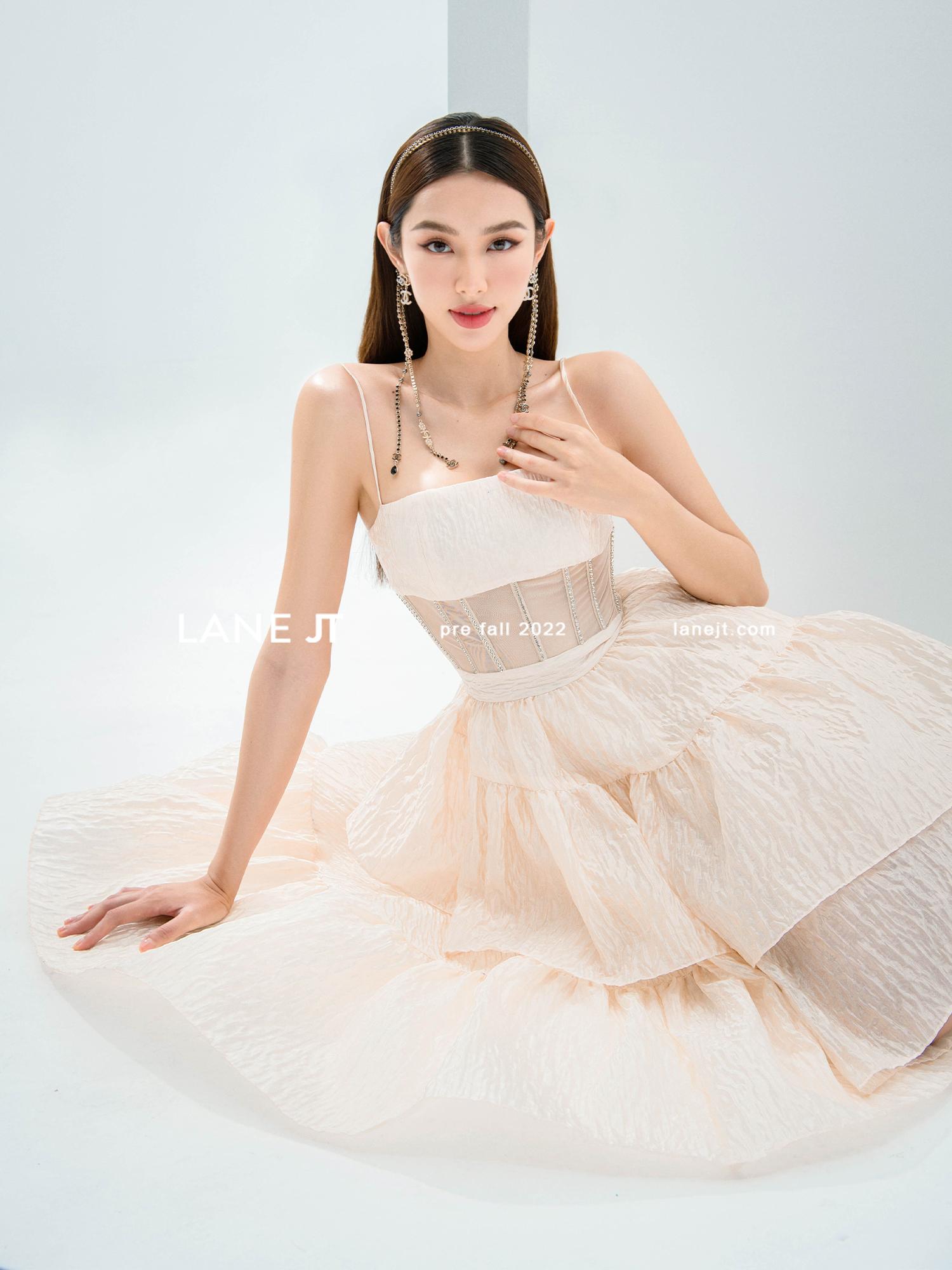 Hoa hậu Thùy Tiên hóa thân thành quý cô ngọt ngào, quyến rũ trong trang phục Lane JT - Ảnh 3.