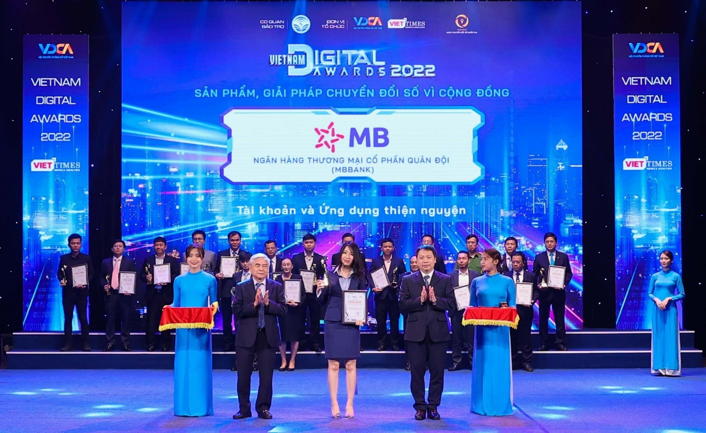 MB &quot;thắng lớn&quot; tại giải thưởng Chuyển đổi số Việt Nam 2022 - Ảnh 2.