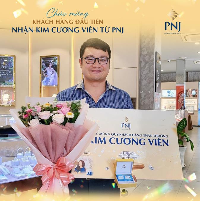 Đã tìm thấy chủ nhân đầu tiên trúng kim cương viên từ chương trình 20/10 của PNJ - Ảnh 1.