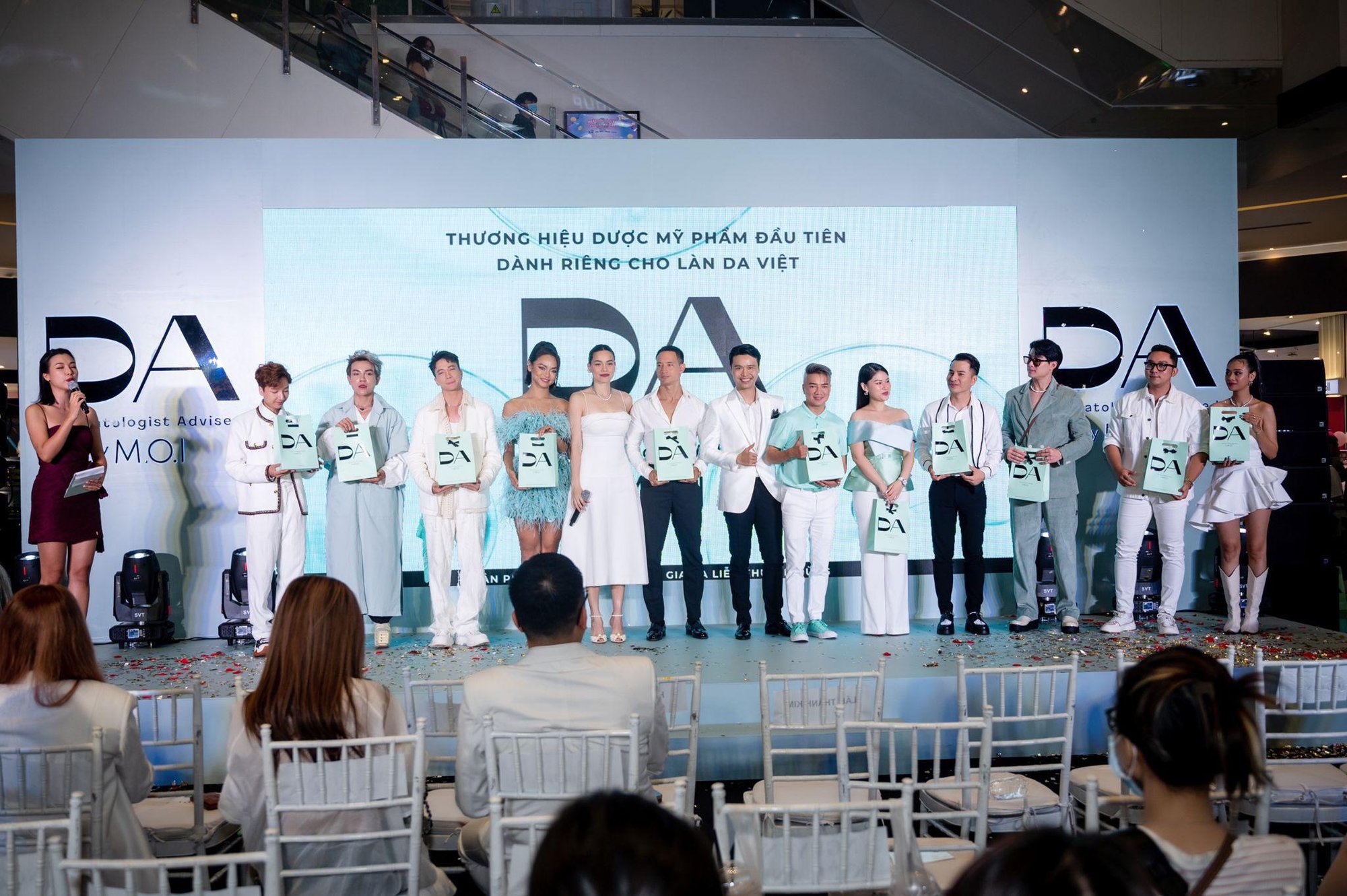 Hàng trăm người tập trung chào đón sự kiện đột phá từ thương hiệu DA by M.O.I của Hà Hồ - Ảnh 11.
