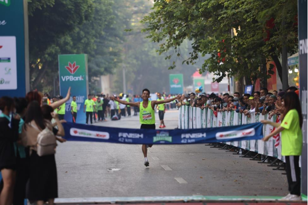 Hơn 10.000 VĐV tham gia cuộc đua gay cấn tại VPBank Hanoi Marathon 2022 - Ảnh 3.